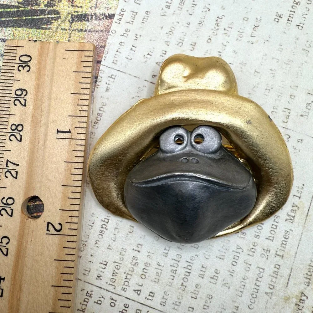Vintage Frog Toad in Hat Figural Gold Silver Pewter Brooch Pin Bold Large Metal - Picture 7 of 11